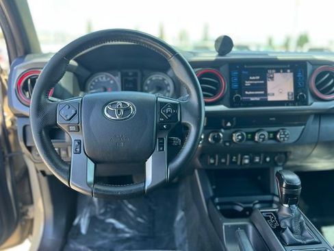 Used 2019 Toyota Tacoma TRD Off-Road w/ Technology Package AWD/4WD image 18