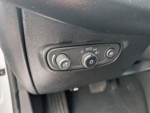Used 2018 Chevrolet Equinox Premier FWD image 16
