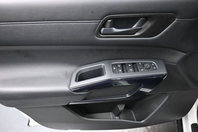 Used 2025 Nissan Pathfinder SV FWD image 13