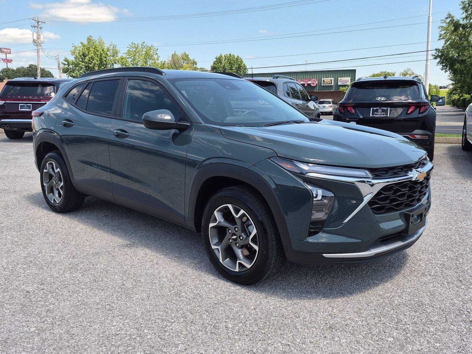 Used 2025 Chevrolet Trax LT FWD image 7