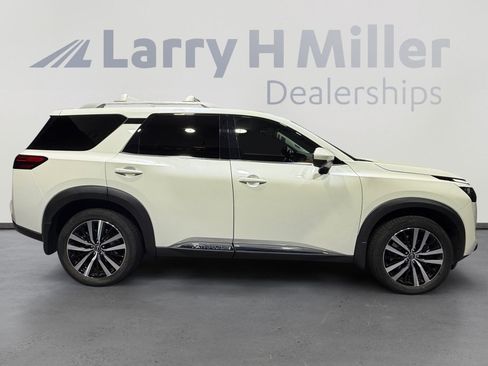 Used 2024 Nissan Pathfinder Platinum w/ Cargo Package image 6