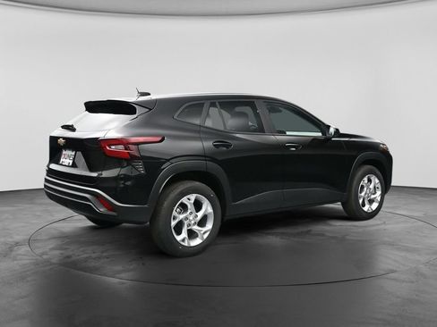 New 2026 Chevrolet Trax LS w/ LS Convenience Package FWD image 2