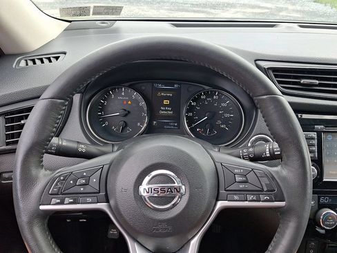Used 2017 Nissan Rogue SV w/ SV Premium Package AWD/4WD image 19