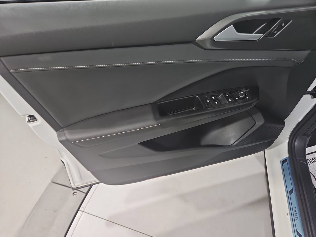 Used 2025 Volkswagen Taos SE FWD image 13