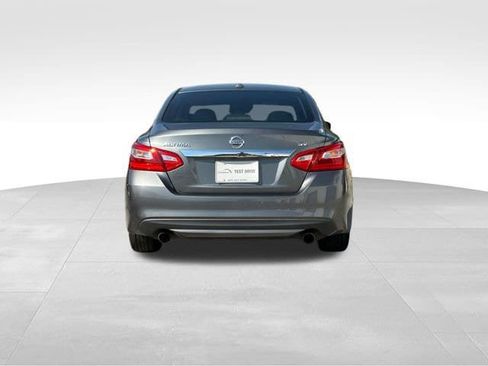 Used 2017 Nissan Altima 2.5 SV w/ Convenience Package FWD image 4