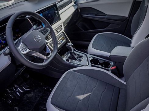 New 2026 Volkswagen Taos SE image 9