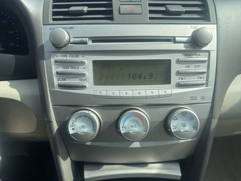 Used 2010 Toyota Camry LE image 29