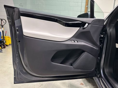 Used 2019 Tesla Model X image 23