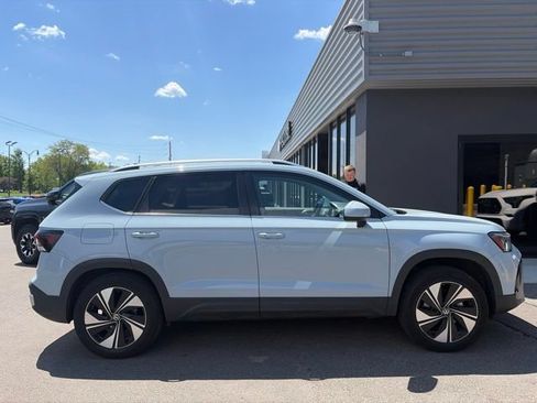 Used 2025 Volkswagen Taos SE w/ Panoramic Sunroof Package AWD/4WD image 2