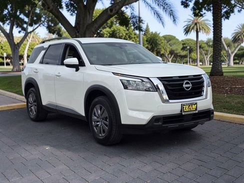 Used 2025 Nissan Pathfinder SV FWD image 4
