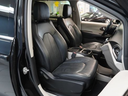Used 2019 Chrysler Pacifica Touring-L FWD image 24