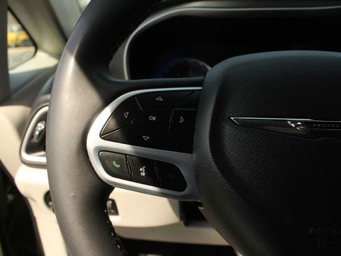 Used 2023 Chrysler Pacifica Touring-L FWD image 26