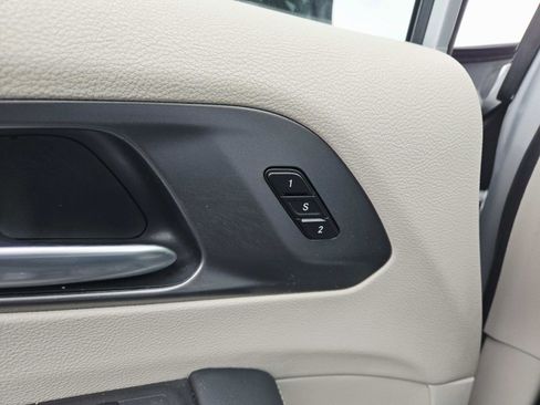 Used 2024 Chrysler Pacifica Touring-L image 37