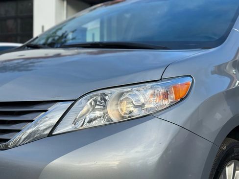 Used 2016 Toyota Sienna Limited image 29