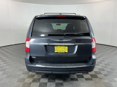 Used 2013 Chrysler Town & Country Touring image 6
