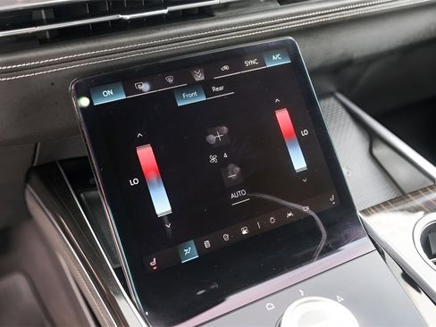 Certified 2025 Cadillac Escalade ESV Premium Luxury image 18