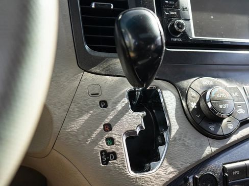 Used 2014 Toyota Sienna SE FWD image 26