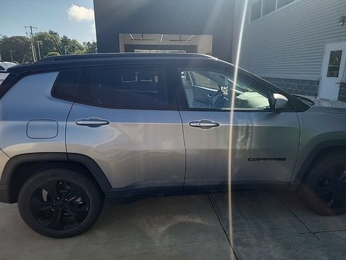 Used 2019 Jeep Compass Latitude FWD image 4
