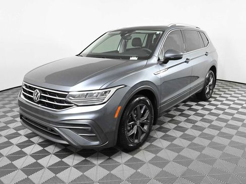 Certified 2022 Volkswagen Tiguan SE w/ Panoramic Sunroof Package FWD image 2
