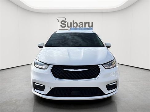 Used 2023 Chrysler Pacifica Touring-L image 2