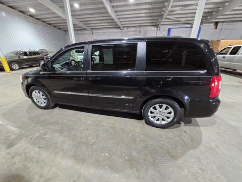 Used 2013 Chrysler Town & Country Touring image 6