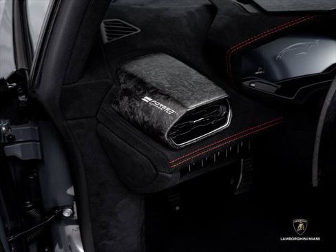 Used 2018 Lamborghini Huracan Performante AWD/4WD image 33