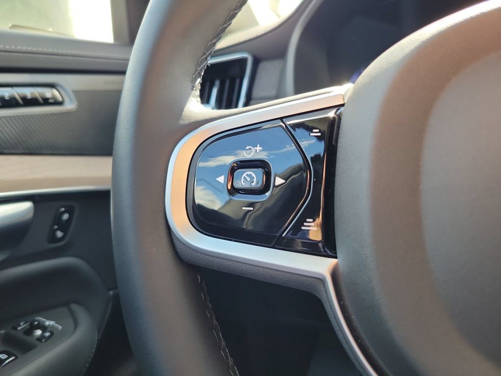 Used 2025 Volvo XC90 T8 Plus w/ Protection Package Premier AWD/4WD image 25