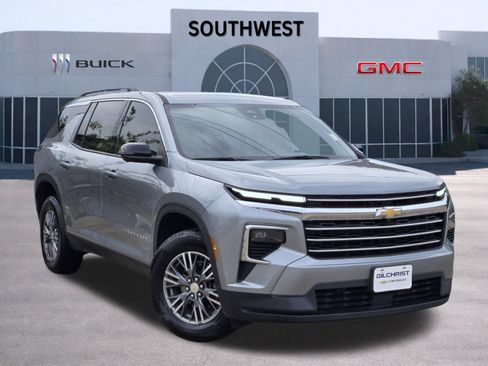 Used 2024 Chevrolet Traverse LT FWD image 1