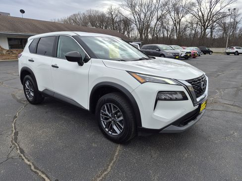 Used 2023 Nissan Rogue S image 2