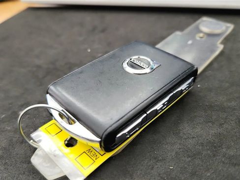 Used 2023 Volvo XC60 B5 Ultimate w/ Climate Package image 21