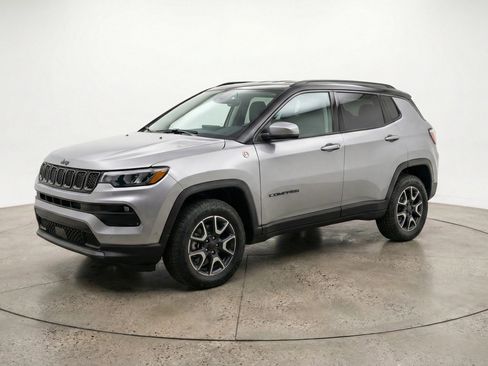 Used 2025 Jeep Compass Trailhawk image 3
