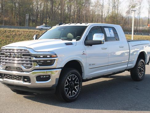 Used 2025 RAM 2500 Limited AWD/4WD image 3