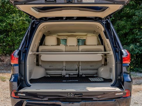 Used 2020 Lexus LX 570 4WD w/ Luxury Package image 10