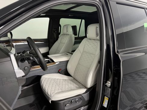 Used 2026 Cadillac Escalade Platinum Sport w/ LPO, Floor Liner Package AWD/4WD image 5