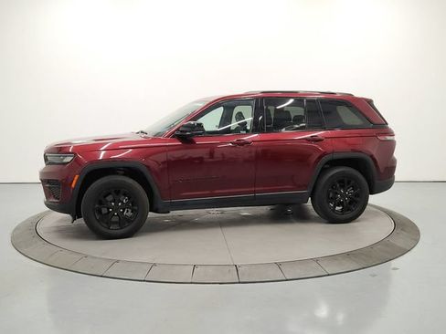Used 2025 Jeep Grand Cherokee Altitude AWD/4WD image 5