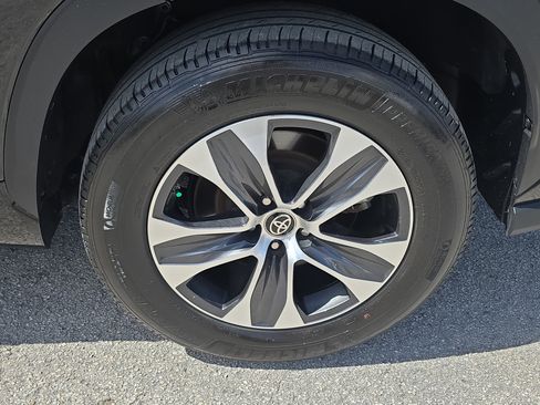 Used 2024 Toyota Highlander XLE image 13