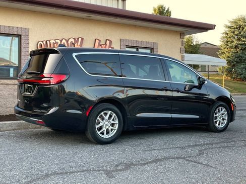 Used 2023 Chrysler Pacifica Touring-L FWD image 3