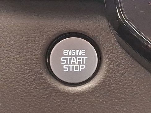 Used 2025 Kia Carnival image 25