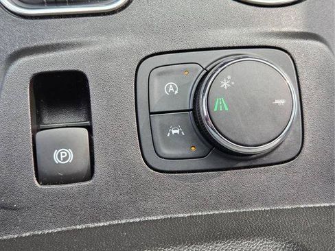 Used 2023 Chevrolet Traverse High Country FWD image 29