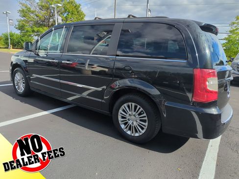 Used 2015 Chrysler Town & Country Touring-L w/ Driver Convenience Group image 7