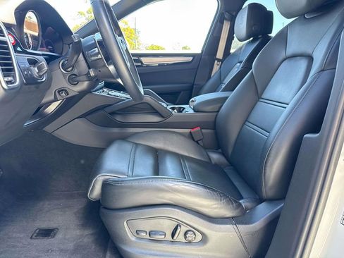 Certified 2023 Porsche Cayenne Platinum Edition AWD/4WD image 5