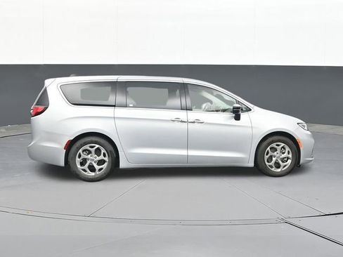Used 2024 Chrysler Pacifica Limited FWD image 18