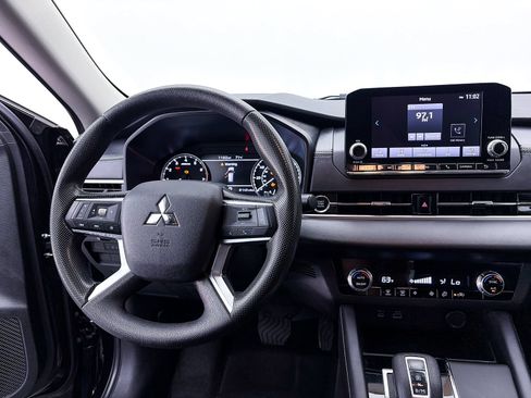 Used 2023 Mitsubishi Outlander ES FWD image 3