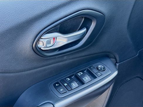 Used 2021 Jeep Cherokee Latitude Plus FWD image 21
