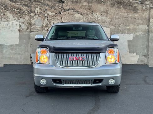 Used 2014 GMC Yukon XL SLT w/ SLT-2 Equipment Package AWD/4WD image 9