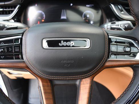 Used 2022 Jeep Grand Cherokee Summit AWD/4WD image 31