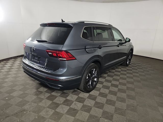 Used 2023 Volkswagen Tiguan SE w/ Panoramic Sunroof Package FWD image 3
