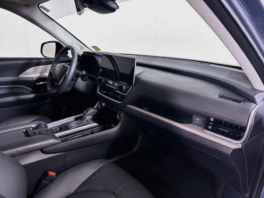 Used 2025 Toyota Grand Highlander AWD image 27