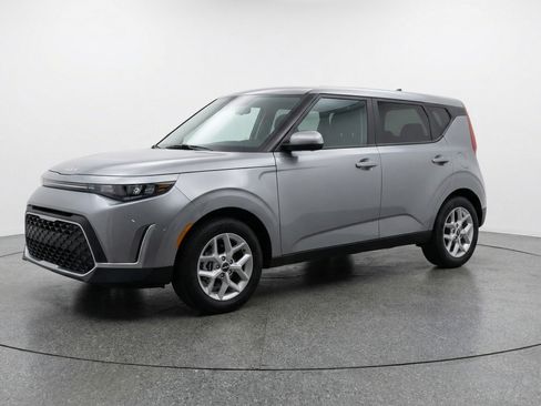 Used 2025 Kia Soul LX w/ LX Technology Package image 3