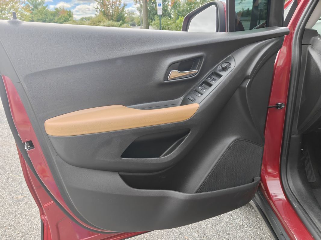 Used 2020 Chevrolet Trax LT w/ LT Convenience Package AWD/4WD image 9